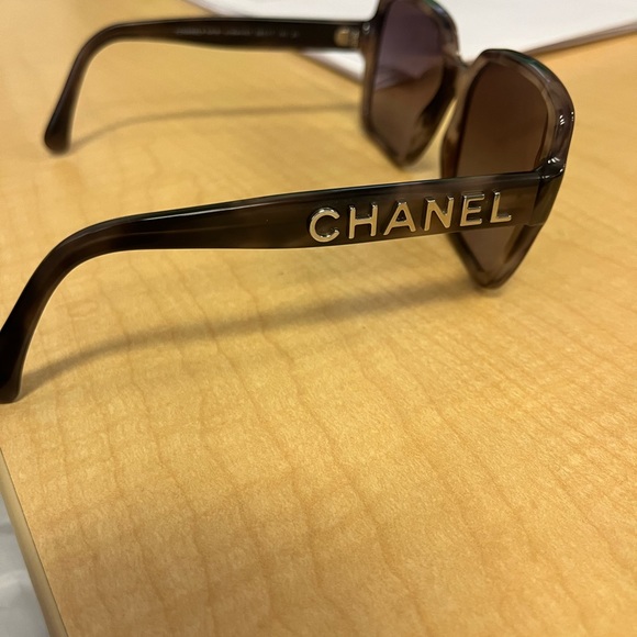 Brand new they are to wide for my head and fall down - Picture 3 of 3